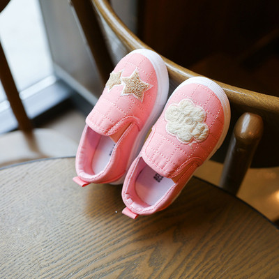 Γλυκά παιδικά μοκασίνια για κορίτσια και αγόρια σε ροζ και μπλε χρώμα με διακόσμηση