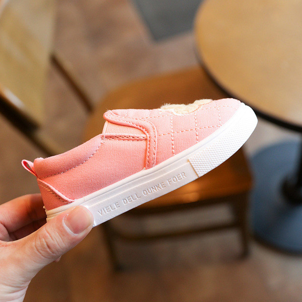 Γλυκά παιδικά μοκασίνια για κορίτσια και αγόρια σε ροζ και μπλε χρώμα με διακόσμηση