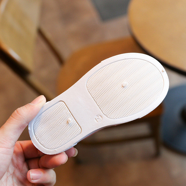 Γλυκά παιδικά μοκασίνια για κορίτσια και αγόρια σε ροζ και μπλε χρώμα με διακόσμηση