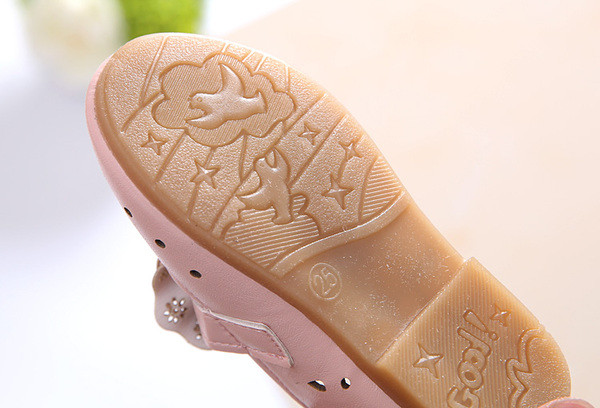 Κομψά και αναπνεύσιμα παιδικά μοκασίνια για κορίτσια με κορδέλα διακόσμησης και βότσαλα σε λευκό και ροζ χρώμα