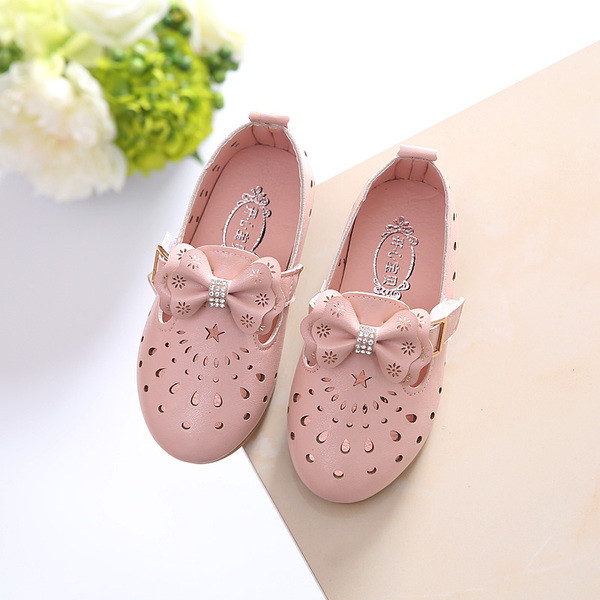 Κομψά και αναπνεύσιμα παιδικά μοκασίνια για κορίτσια με κορδέλα διακόσμησης και βότσαλα σε λευκό και ροζ χρώμα
