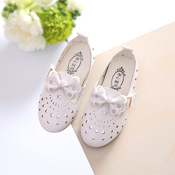 Κομψά και αναπνεύσιμα παιδικά μοκασίνια για κορίτσια με κορδέλα διακόσμησης και βότσαλα σε λευκό και ροζ χρώμα
