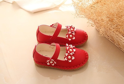 Όμορφα παιδικά παπούτσια για κορίτσια με λουράκι και λουλούδια διακόσμησης σε τρία χρώματα κατάλληλα για τη καθημερινή ζωή