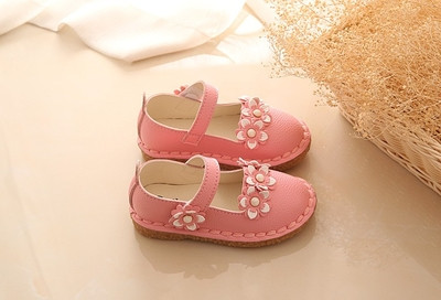 Όμορφα παιδικά παπούτσια για κορίτσια με λουράκι και λουλούδια διακόσμησης σε τρία χρώματα κατάλληλα για τη καθημερινή ζωή