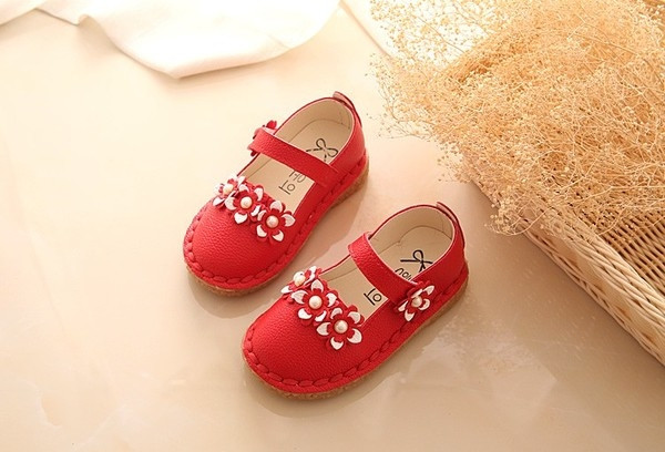 Όμορφα παιδικά παπούτσια για κορίτσια με λουράκι και λουλούδια διακόσμησης σε τρία χρώματα κατάλληλα για τη καθημερινή ζωή