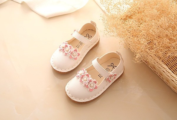 Όμορφα παιδικά παπούτσια για κορίτσια με λουράκι και λουλούδια διακόσμησης σε τρία χρώματα κατάλληλα για τη καθημερινή ζωή