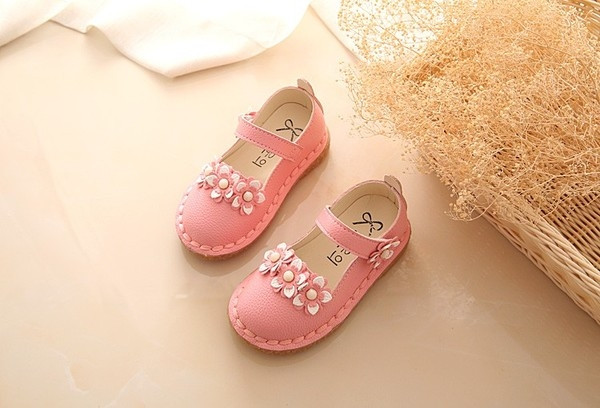 Όμορφα παιδικά παπούτσια για κορίτσια με λουράκι και λουλούδια διακόσμησης σε τρία χρώματα κατάλληλα για τη καθημερινή ζωή