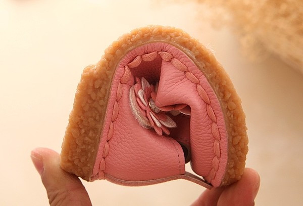 Όμορφα παιδικά παπούτσια για κορίτσια με λουράκι και λουλούδια διακόσμησης σε τρία χρώματα κατάλληλα για τη καθημερινή ζωή