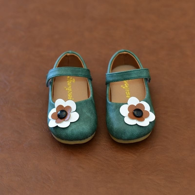 Παιδικά παπούτσια για αγόρια σε δύο χρώματα με διακόσμηση λουλουδιών