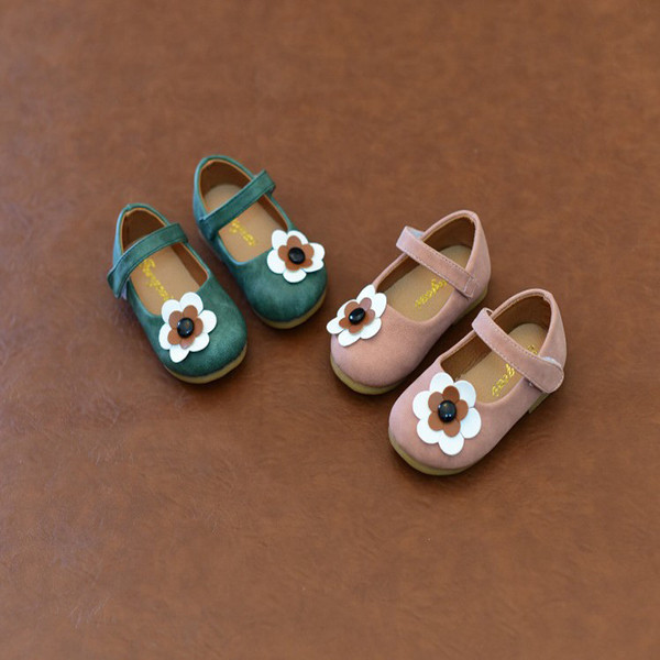 Παιδικά παπούτσια για αγόρια  σε δύο χρώματα με διακόσμηση λουλουδιών 