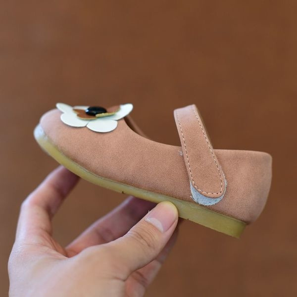 Παιδικά παπούτσια για αγόρια  σε δύο χρώματα με διακόσμηση λουλουδιών 