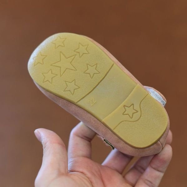 Παιδικά παπούτσια για αγόρια  σε δύο χρώματα με διακόσμηση λουλουδιών 