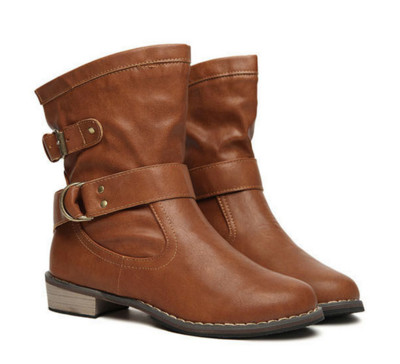 Много стилни дамски боти с равна подметка и дебел ток