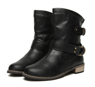 Много стилни дамски боти с равна подметка и дебел ток