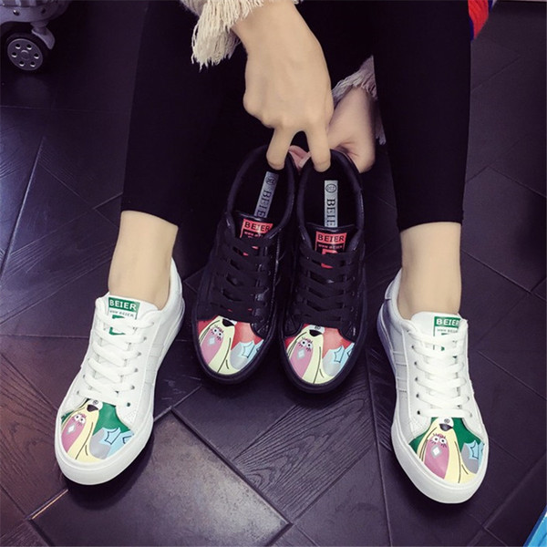 Όμορφα γυναικεία πάνινα παπούτσια σε λευκό και μαύρο χρώμα