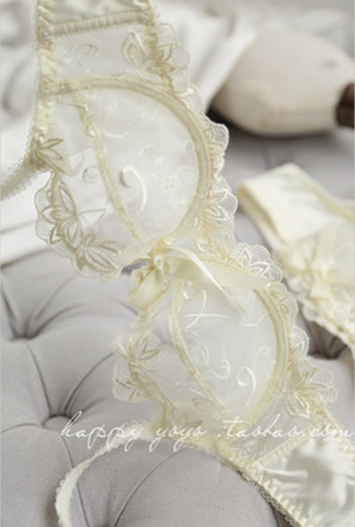 Πολύ κομψά γυναικεία εσώρουχα σε διάφορα χρώματα και μεγέθη