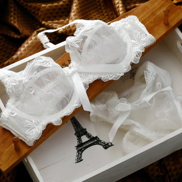 Πολύ κομψά γυναικεία εσώρουχα σε διάφορα χρώματα και μεγέθη