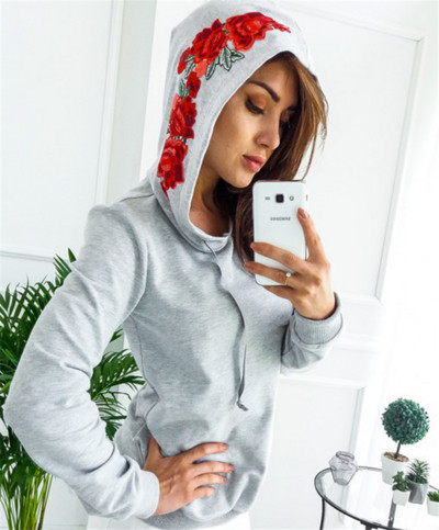 Πολύ ενημερωμένο γυναικείο φούτερ με κουκούλα και όμορφα κεντήματα