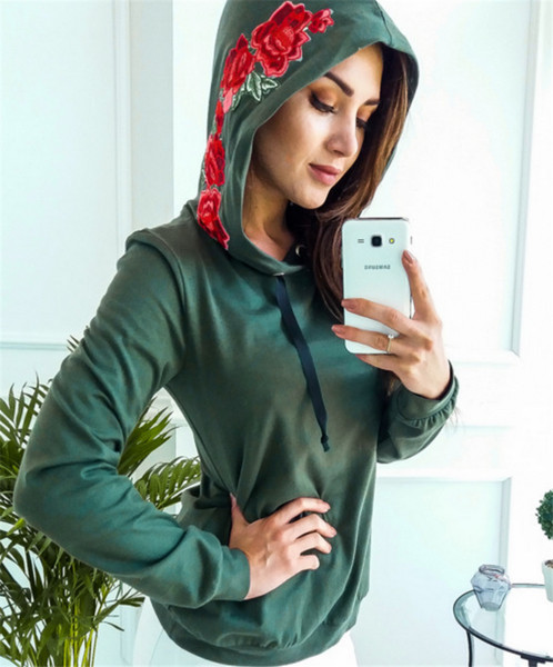 Πολύ ενημερωμένο γυναικείο φούτερ  με κουκούλα και όμορφα κεντήματα