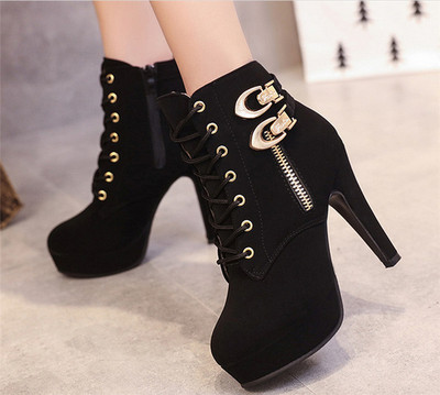 Τρέχουσες γυναικείες μπότες με ψηλό τακούνι σταυρωτές συνδέσεις και ένα κομψό κούμπωμα γύρω από τον αστράγαλο