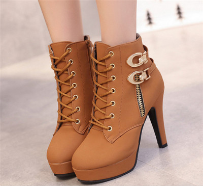 Τρέχουσες γυναικείες μπότες με ψηλό τακούνι σταυρωτές συνδέσεις και ένα κομψό κούμπωμα γύρω από τον αστράγαλο