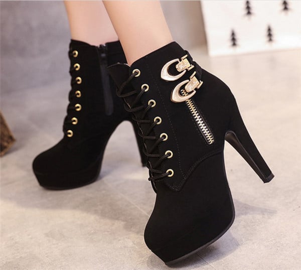 Актуални дамски боти с висок ток,кръстосани връзки и стилна закопчалка около глезена