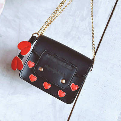 Πολύ σύγχρονη γυναικεία μίνι τσάντα με μακρύ ιμάντα ώμου σε μαύρο και άσπρο χρώμα