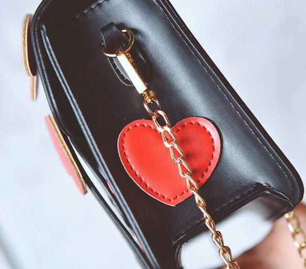 Πολύ σύγχρονη γυναικεία μίνι τσάντα  με μακρύ ιμάντα ώμου σε μαύρο και άσπρο χρώμα