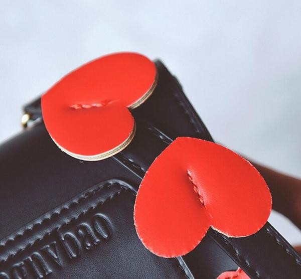 Πολύ σύγχρονη γυναικεία μίνι τσάντα  με μακρύ ιμάντα ώμου σε μαύρο και άσπρο χρώμα