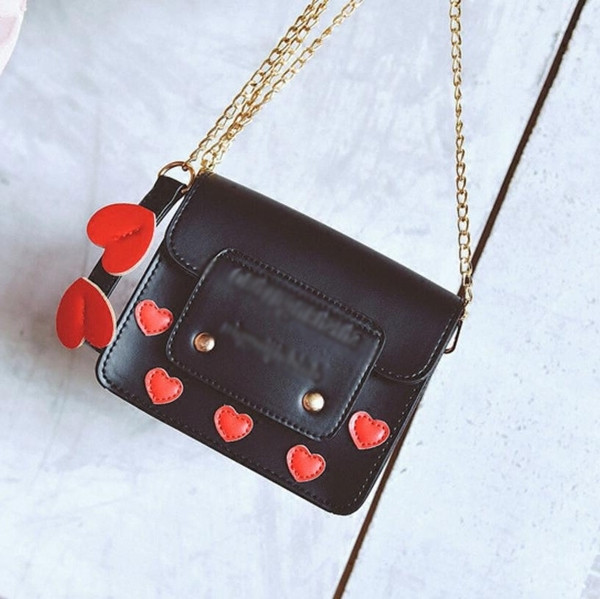 Πολύ σύγχρονη γυναικεία μίνι τσάντα  με μακρύ ιμάντα ώμου σε μαύρο και άσπρο χρώμα