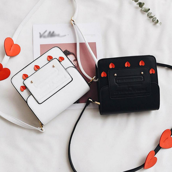 Πολύ σύγχρονη γυναικεία μίνι τσάντα  με μακρύ ιμάντα ώμου σε μαύρο και άσπρο χρώμα