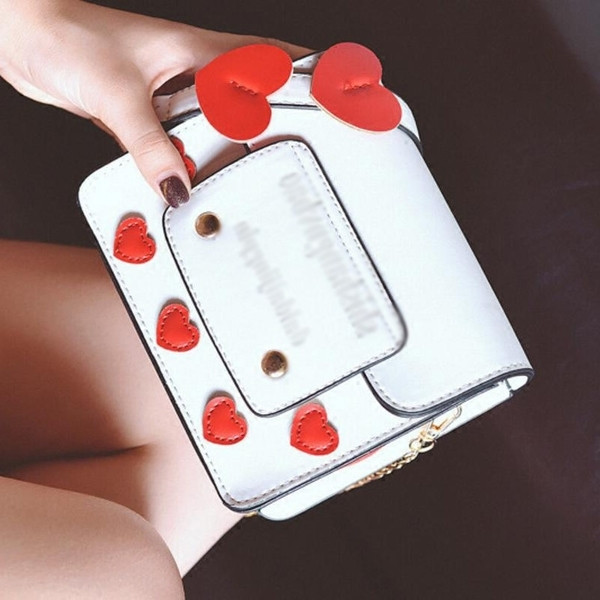 Πολύ σύγχρονη γυναικεία μίνι τσάντα  με μακρύ ιμάντα ώμου σε μαύρο και άσπρο χρώμα