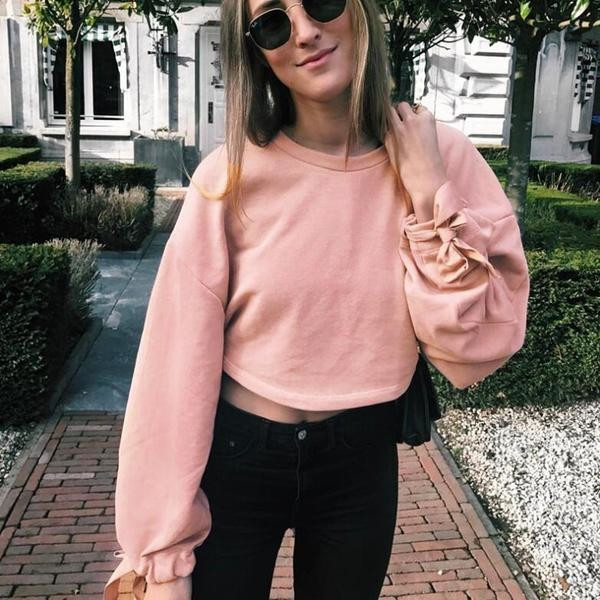 Κομψή γυναικεία μλούζα με κοντό μανίκι και κολάρο σε σχήμα O