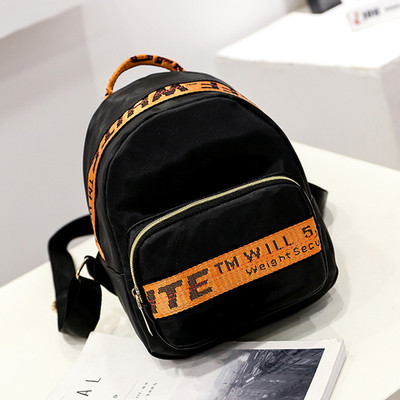 Κομψό γυναικείο σακίδιο σε μικρό μέγεθος σε μαύρο χρώμα και πολύχρωμες επιγραφές