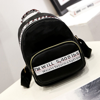 Κομψό γυναικείο σακίδιο σε μικρό μέγεθος σε μαύρο χρώμα και πολύχρωμες επιγραφές