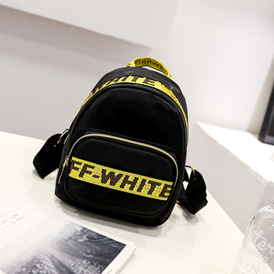 Κομψό γυναικείο σακίδιο σε μικρό μέγεθος σε μαύρο χρώμα και πολύχρωμες επιγραφές