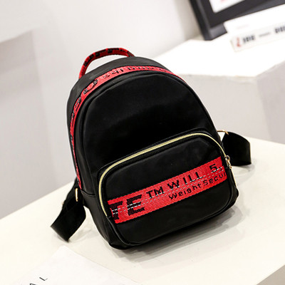 Κομψό γυναικείο σακίδιο σε μικρό μέγεθος σε μαύρο χρώμα και πολύχρωμες επιγραφές