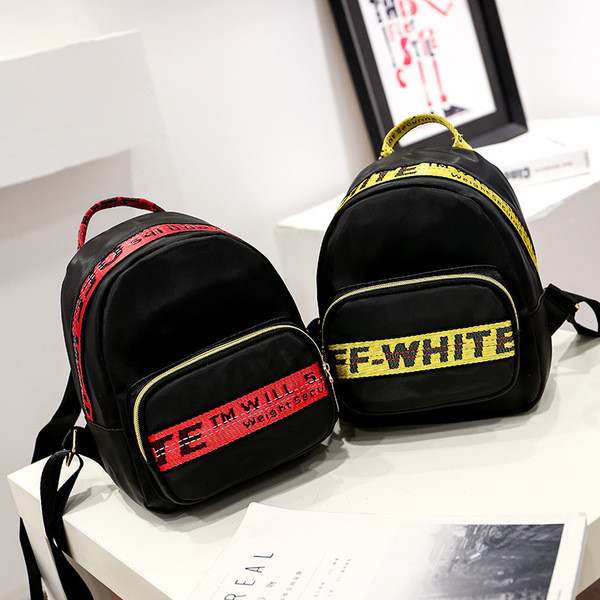 Κομψό γυναικείο σακίδιο σε μικρό μέγεθος σε μαύρο χρώμα και πολύχρωμες επιγραφές