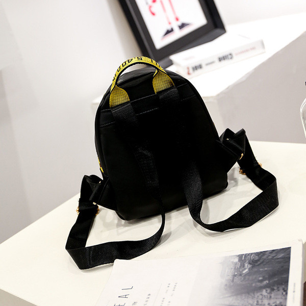 Κομψό γυναικείο σακίδιο σε μικρό μέγεθος σε μαύρο χρώμα και πολύχρωμες επιγραφές