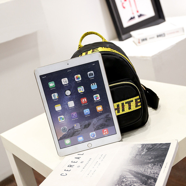 Κομψό γυναικείο σακίδιο σε μικρό μέγεθος σε μαύρο χρώμα και πολύχρωμες επιγραφές