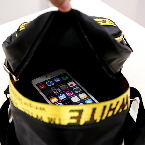 Κομψό γυναικείο σακίδιο σε μικρό μέγεθος σε μαύρο χρώμα και πολύχρωμες επιγραφές