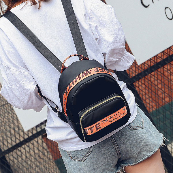 Κομψό γυναικείο σακίδιο σε μικρό μέγεθος σε μαύρο χρώμα και πολύχρωμες επιγραφές