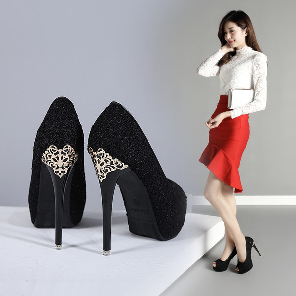 Πολύ κομψά βραδινά ψηλά τακούνια με ενδιαφέρουσα δαντέλα σε floral σχέδια