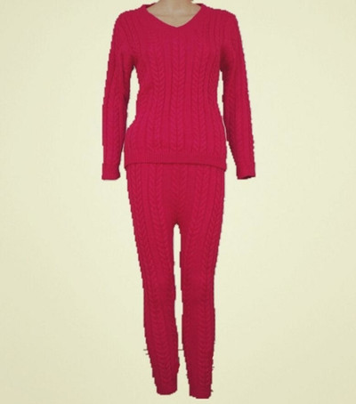 Γυναικεία καθημερινή φόρμα με ένα ενδιαφέρον V κολάρο σε διάφορα χρώματα