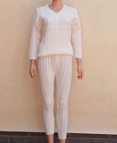 Γυναικεία καθημερινή φόρμα με ένα ενδιαφέρον V κολάρο σε διάφορα χρώματα