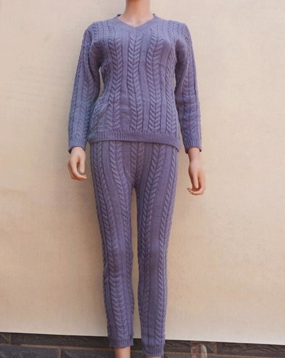 Γυναικεία καθημερινή φόρμα με ένα ενδιαφέρον V κολάρο σε διάφορα χρώματα