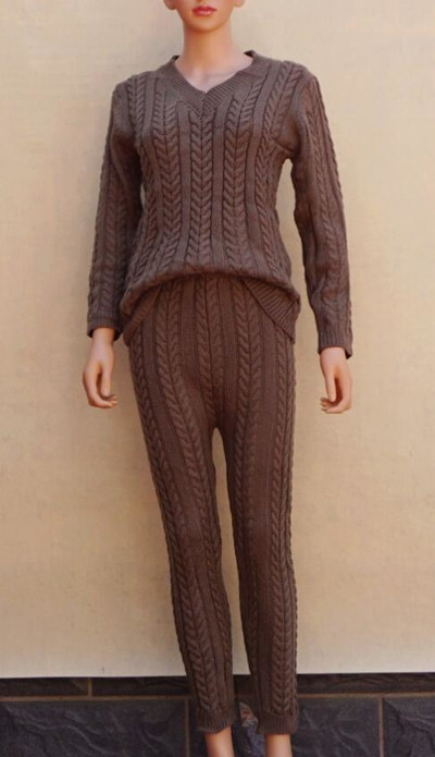 Γυναικεία καθημερινή φόρμα με ένα ενδιαφέρον V κολάρο σε διάφορα χρώματα