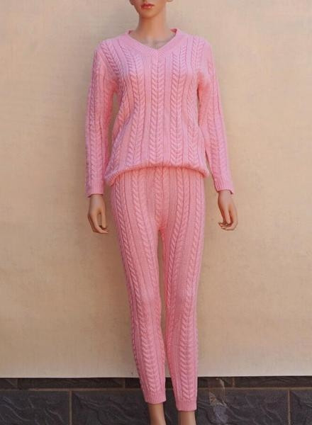 Γυναικεία καθημερινή φόρμα με ένα ενδιαφέρον V κολάρο σε διάφορα χρώματα