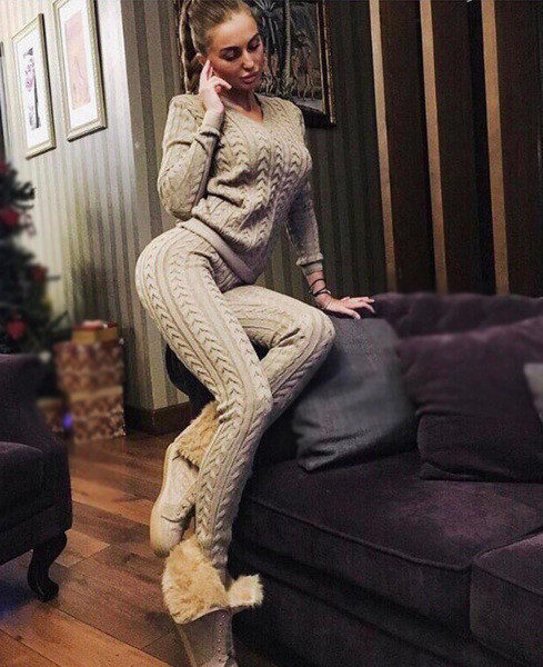 Γυναικεία καθημερινή φόρμα με ένα ενδιαφέρον V κολάρο σε διάφορα χρώματα