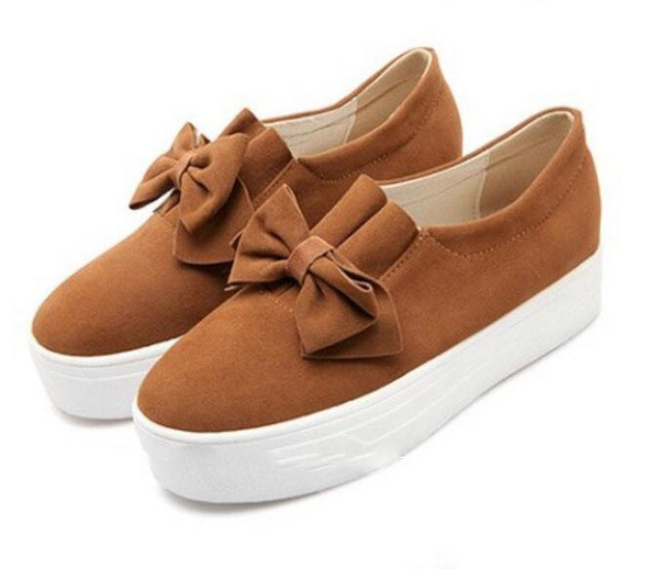 Πολύ άνετα casual γυναικεία παπούτσια με μια ενδιαφέρουσα και πολύ όμορφη κορδέλα